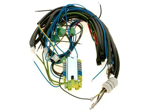 Kabelbaum mit mehreren farbigen Drähten und Steckern. Das Produkt ist von Bosch und enthält einen Anschlussblock sowie diverse Kabel für elektrische Verbindungen.